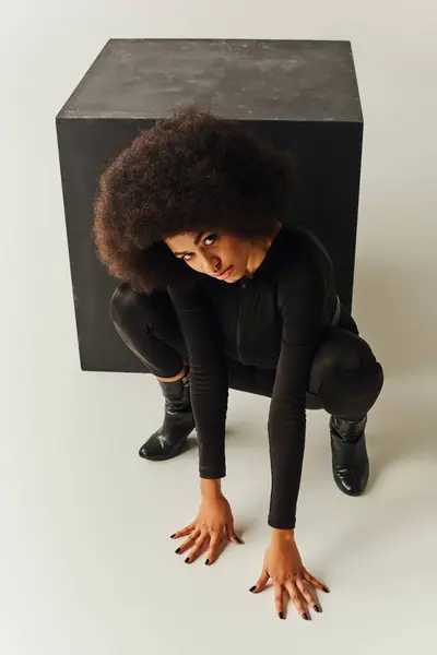 Schönes Afrikanisch Amerikanisches Model Schwarzem Body Posiert Neben Schwarzem Würfel — Stockfoto