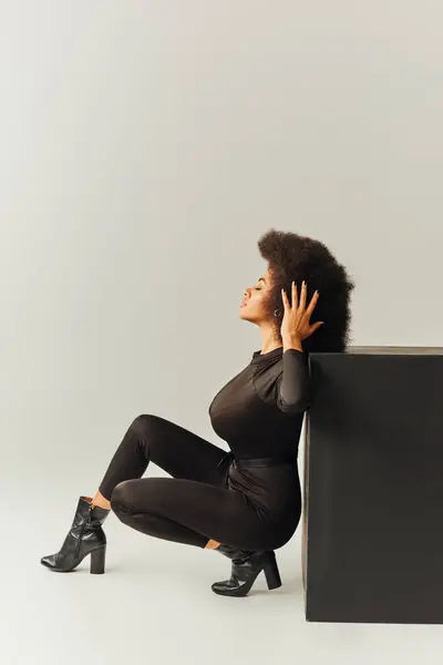 漂亮的非洲女模特 身穿黑色紧邻黑色立方体的紧身衣 时尚观念 — 图库照片