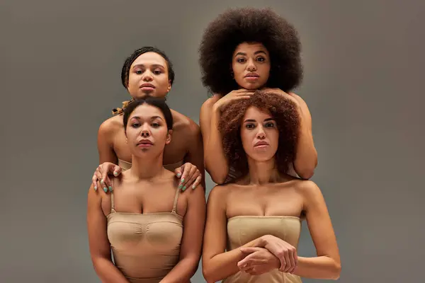 Pastel Çamaşırlı Çekici Afro Amerikan Kadınları Kameraya Bakıyor Moda Kavramı — Stok fotoğraf