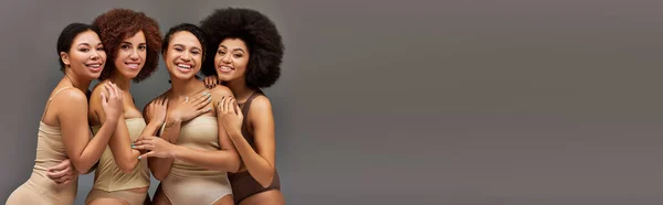 Tilltalande Glada Afrikanska Amerikanska Kvinnor Bekväma Underkläder Har Roligt Tillsammans — Stockfoto
