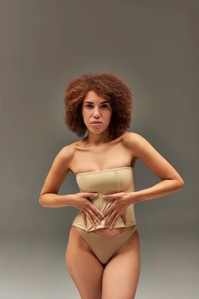 Atraktivní Africká Americká Modelka Pastelovém Spodním Prádle Pózující Šedém Pozadí — Stock fotografie
