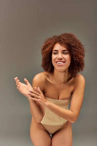 Счастливая Привлекательная Африканская Американка Пастельном Нижнем Белье Весело Улыбается Концепция — стоковое фото