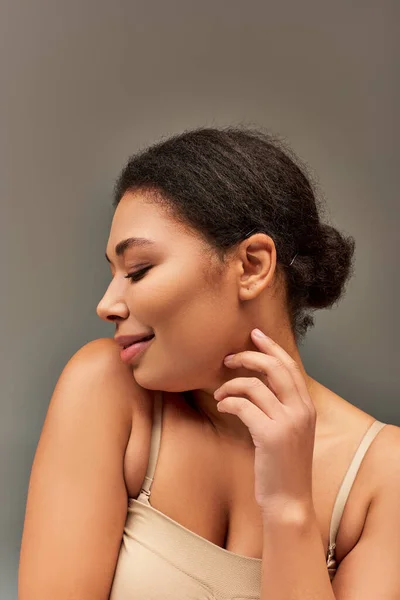 Alegre Hermosa Mujer Afroamericana Ropa Interior Pastel Posando Sobre Fondo —  Fotos de Stock