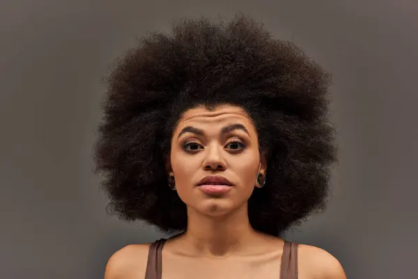 Jeune Femme Afro Américaine Sous Vêtements Pastel Regardant Étonnamment Caméra — Photo