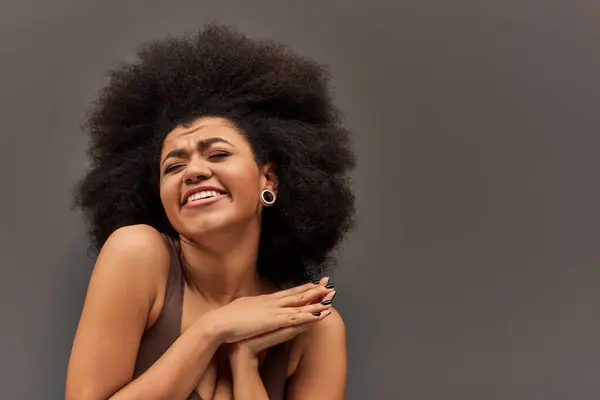 Modelo Femenino Afroamericano Alegre Ropa Interior Pastel Sonriendo Felizmente Concepto —  Fotos de Stock