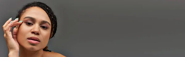 Jovem Mulher Americana Africana Atraente Roupa Interior Pastel Bege Posando — Fotografia de Stock