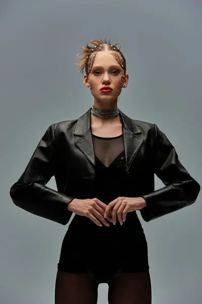 Mujer Elegante Con Perlas Pelo Posando Chaqueta Cuero Medias Negras — Foto de Stock