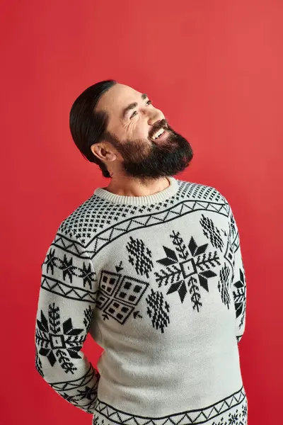赤い背景に笑顔の装飾と冬のセーターで幸せなひげ付き男 メリークリスマス — ストック写真