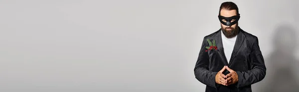 マスカーレードのバナー カーニバルのマスクに焦点を当てたひげ付き男 グレーの背景にエレガントなフォーマルウェア — ストック写真
