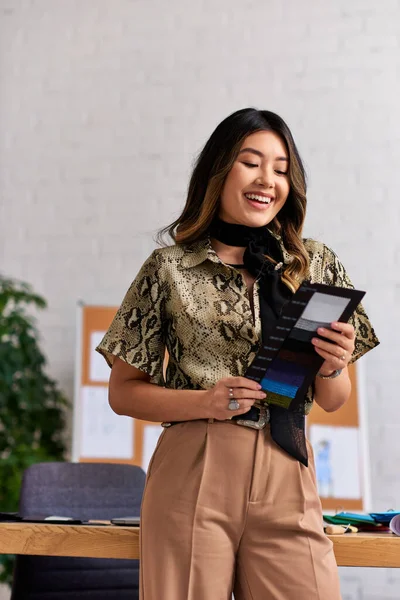 Zufriedene Und Trendige Asiatische Modedesignerin Schaut Sich Privater Modewerkstatt Farbmuster — Stockfoto
