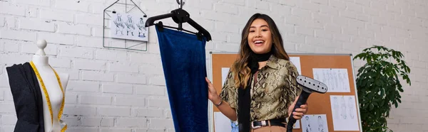 Junge Asiatische Designerin Mit Dampfer Und Velourstoff Lächelt Persönlichem Atelier — Stockfoto