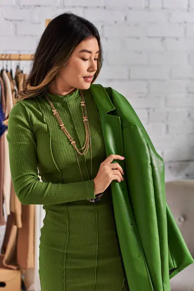 时尚的亚洲裁缝师 身穿绿色皮夹克 在私人时装店 小商铺里摆姿势 — 图库照片