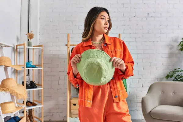 Nachdenklicher Asiatischer Stylist Heller Lässiger Kleidung Mit Panamahut Und Blick — Stockfoto