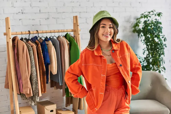 Erfolgreicher Asiatischer Stylist Orangefarbener Kleidung Und Panamahut Vor Der Kamera — Stockfoto