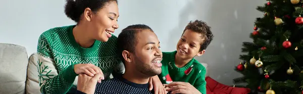 Allegra Famiglia Afroamericana Che Sorride Felicemente Indossa Maglioni Casual Caldi — Foto Stock