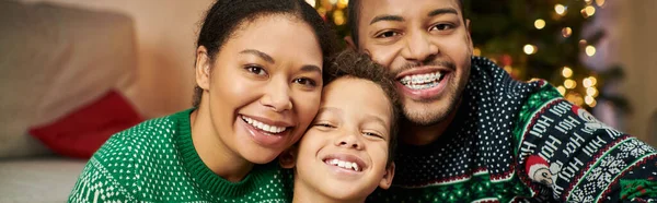 Ritratto Felice Famiglia Afro Americana Che Abbraccia Sorride Gioiosamente Alla — Foto Stock
