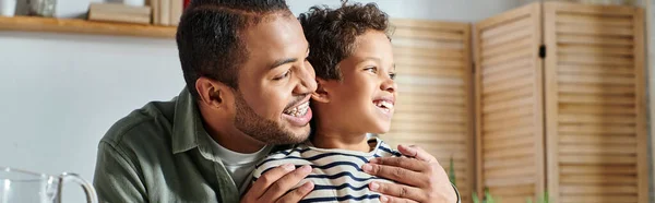陽気なアフリカ系アメリカ人の父親と息子は カジュアルなホームウェアを抱きしめ 遠ざけ バナー — ストック写真