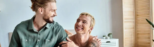 Alegre Tatuado Gay Hombre Mirando Sonriente Barbudo Novio Sentado Dormitorio — Foto de Stock