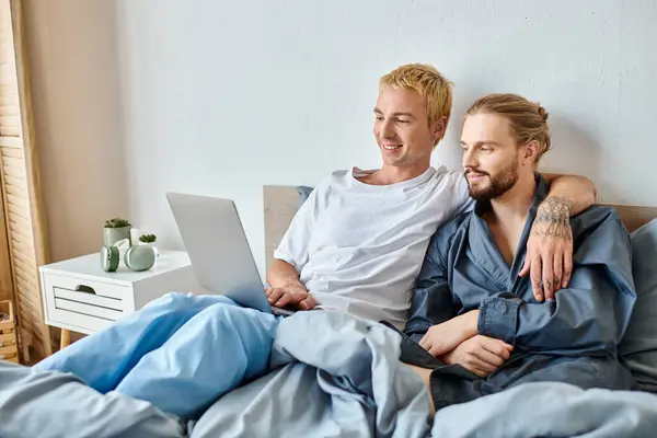 Glücklich Tätowiert Homosexuell Mann Umarmt Bärtigen Freund Und Film Anschauen — Stockfoto