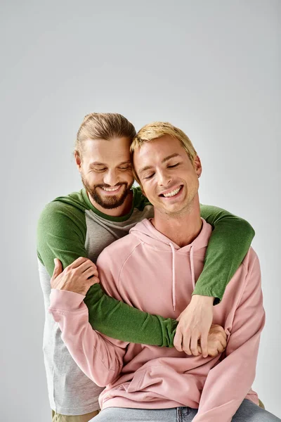 Glad Skäggig Homosexuell Man Omfamna Snygg Pojkvän Ler Med Slutna — Stockfoto