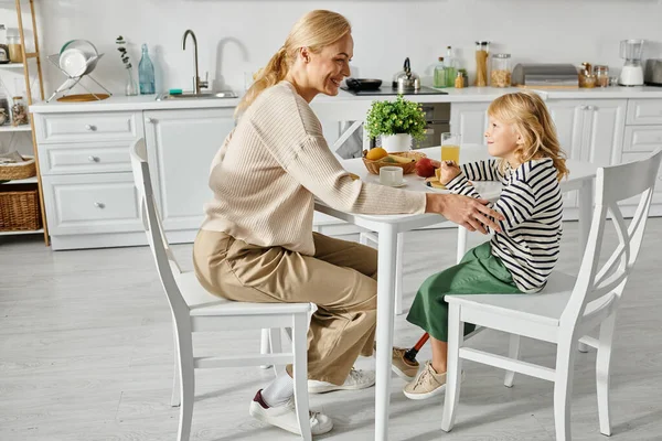 Feliz Madre Desayunando Con Hijita Con Prótesis Cocina Inclusión — Foto de Stock