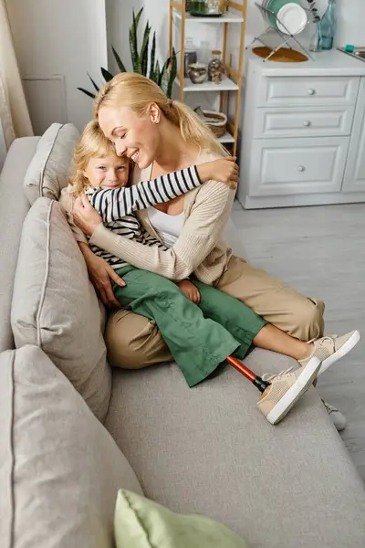 Matka Przytulanie Szczęśliwy Córka Protezy Nogi Siedzi Razem Kanapie Salonie — Zdjęcie stockowe