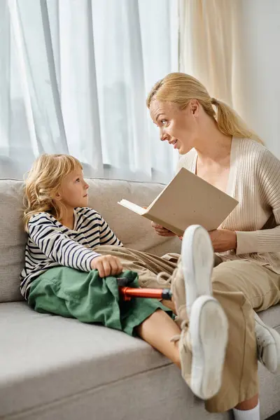 Rubia Madre Lectura Libro Linda Hija Con Prótesis Pierna Sentado —  Fotos de Stock