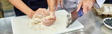 Şef Cook 'la hamur işi yapan bir kadın ona yardım ediyor, şekerlemeler, afişler...