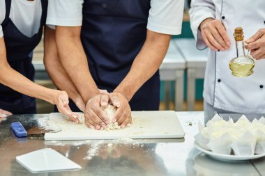 Afro-Amerikan bir adamın Şef Cook ve meslektaşı ile birlikte mangır ile çalışmasını engelledi.