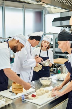 Çok kültürlü aşçılarıyla mutfak ve şekerleme işlerinde çalışan olgun bir aşçı.