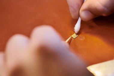 Profesyonel tamircinin atölyedeki dijital cihazın mikro çip temizleme görüntüsü
