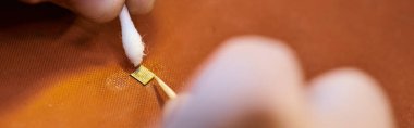 Yetenekli teknisyen temizleme yonga seti mikroskobu elektronik cihaz, afiş