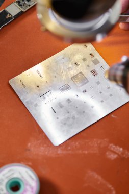 Modern tamir atölyesindeki elektronik mikro şemanın yüksek açılı görüntüsü, küçük işletme konsepti