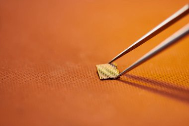 atölyedeki cımbız ve elektronik çip setinin yakın görüntüsü, elektronik tamir işi