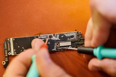 Atölyede çalışırken elektronik mikroskobu test eden yetenekli teknisyenlerin kısmi görüntüsü
