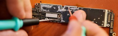 Teknisyenlerin özel atölye ve afişte elektronik mikro şema tanıları koydukları görüntüler.