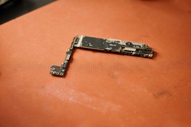 Tamir atölyesindeki kırık elektronik cihazın elektronik mikro şeması, küçük işletme