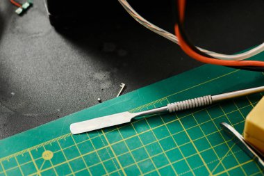 Profesyonel atölyede masadaki elektronik aygıtların teşhisi için özel aracın üst görünümü
