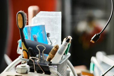 Modern tamir atölyesinde tanılama ve elektronik cihazların temizlenmesi için farklı araçlar seti