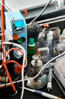 atölyede elektronik cihazların test ve onarımına yönelik çeşitli ekipmanlar, küçük işletmeler