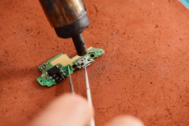 Yetenekli teknisyenlerin atölyede elektronik mikro şemayı tamir etmesi, küçük işletme