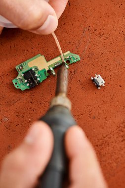 Tamir uzmanının atölyedeki elektronik mikro şema, küçük işletme...