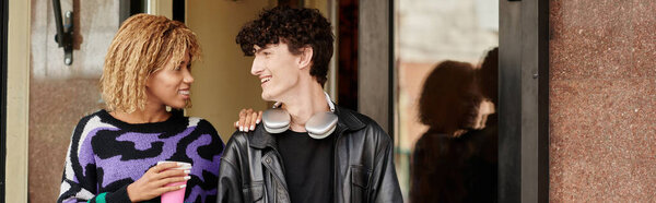 счастливая разнообразная пара в повседневной одежде ходить с растительным капучино из веганского кафе, баннер