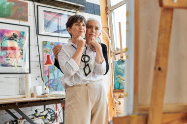 Modern zanaat atölyesinde resim yapmaya çalışan moda ve düşünceli lezbiyen sanatçılar, aşk ve sanat