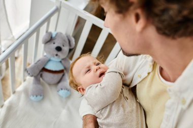 Bekar bir babanın, küçük oğlunu bebek beşiğinden, babalığından ve sevgisinden kurtarışının en üst görüntüsü.