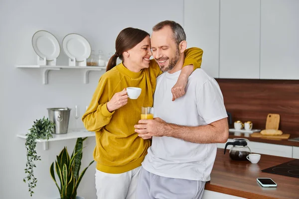 Entzücktes Kinderfreies Paar Mit Kaffee Und Frischem Orangensaft Lächelnd Mit — Stockfoto