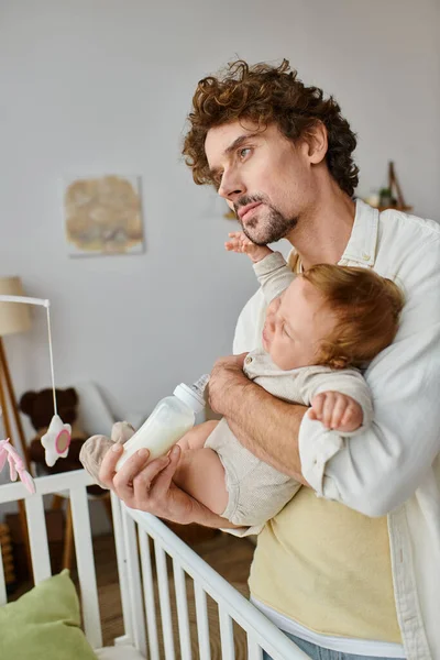 Curly Haired Father Feeding His Infant Son Baby Bottle Crib — Stock Photo, Image