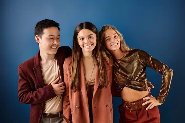 Jolly Multiracial Adolescent Friends Vivid Attires Posing Blue Backdrop Smiling — Stock Photo, Image