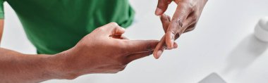 Kesilmiş Afrikalı Amerikalı adam işaret dilini sözlü olmayan iletişim için kullanıyor, sağır kültür bayrağı