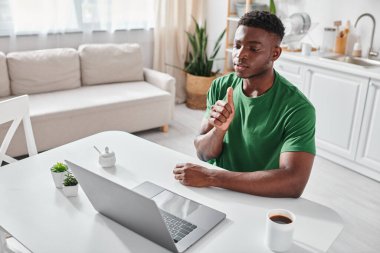 Sağır Afro-Amerikan bir adam online iletişim için işaret dilini kullanıyor.